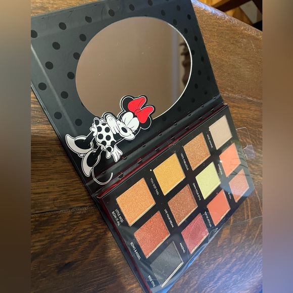 Disney Minnie Mouse NEW eyeshadow palette with mirror metallics - Picture 2 of 3